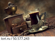 Coffee cup and beans, old coffee grinder and canvas sack. Стоковое фото, агентство Ingram Publishing / Фотобанк Лори