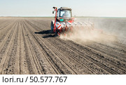 Sowing soy in the spring. Стоковое фото, агентство Ingram Publishing / Фотобанк Лори