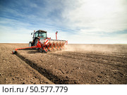 Farmer seeding crops at field. Стоковое фото, агентство Ingram Publishing / Фотобанк Лори