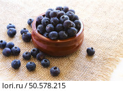 Fresh blueberries in clay bowl on sacking  background. Стоковое фото, агентство Ingram Publishing / Фотобанк Лори
