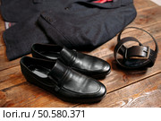 Set of fashionable man’s accessories on darkly brown wooden background. Стоковое фото, агентство Ingram Publishing / Фотобанк Лори
