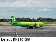 Самолет А320 (RA-73464) авиакомпании S7 «Сибирь» рулит по перрону аэропорта Храброво. Калининград. Редакционное фото, фотограф Свитич Олег / Фотобанк Лори