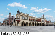 Saint Mary Basilica and Main Square in Krakow. . Стоковое фото, агентство Ingram Publishing / Фотобанк Лори