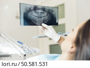 Doctor talking with her patient and teaching a radiograph. Medical Concept. Стоковое фото, агентство Ingram Publishing / Фотобанк Лори
