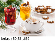 Christmas drinks - hot chocolate with marshmallows, mulled wine, cider and cookies, close-up. Стоковое фото, агентство Ingram Publishing / Фотобанк Лори