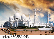 view of Sheikh Zayed mosque in Abu Dhabi at sunset. Sheikh Zayed mosque in Abu Dhabi. Стоковое фото, агентство Ingram Publishing / Фотобанк Лори