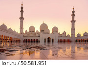 Sheikh Zayed Grand Mosque at dusk in Abu Dhabi, UAE. Стоковое фото, агентство Ingram Publishing / Фотобанк Лори