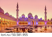 Sheikh Zayed Grand Mosque at dusk in Abu Dhabi, UAE. Стоковое фото, агентство Ingram Publishing / Фотобанк Лори