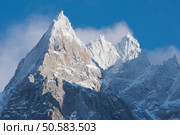 French alps mountain peaks covered with fresh snow. Winter landscape nature scene on beautiful sunny winter day. Стоковое фото, агентство Ingram Publishing / Фотобанк Лори