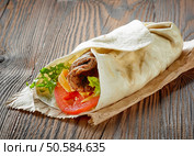 wrap with beef and vegetables on wooden table. Стоковое фото, агентство Ingram Publishing / Фотобанк Лори