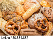fresh bread  and wheat on the wooden. Стоковое фото, агентство Ingram Publishing / Фотобанк Лори