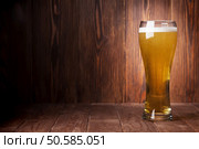 Lager beer glass on wooden table. View with copy space. Стоковое фото, агентство Ingram Publishing / Фотобанк Лори