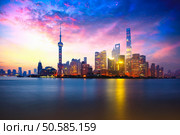 Shanghai, China city skyline on the Huangpu River. Стоковое фото, агентство Ingram Publishing / Фотобанк Лори