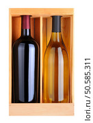 A Cabernet Sauvignoon and Chardonnay bottle without labels in a wood gift box. Vertical format isolated on white. Стоковое фото, агентство Ingram Publishing / Фотобанк Лори