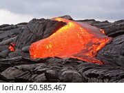 Glowing lava forming new land in Hawaii. Kilauea volcano, Pu’u O’o vent. Стоковое фото, агентство Ingram Publishing / Фотобанк Лори