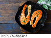 Grilled Salmon steak on a griddle. Top view. Grilled Salmon steak on a griddle. Стоковое фото, агентство Ingram Publishing / Фотобанк Лори