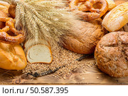 fresh bread  and wheat on the wooden. Стоковое фото, агентство Ingram Publishing / Фотобанк Лори