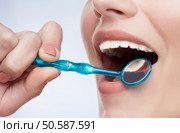 Beautiful snow-white smile. Ideal strong white teeth, teethcare. Healthcare, stomatological concept for dentists. Looking at teeth with special stomatological equipment. Close up. Stomatological equipment. Стоковое фото, агентство Ingram Publishing / Фотобанк Лори