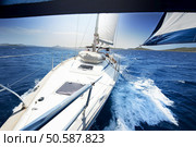 sailing on Yacht at sunny day. Стоковое фото, агентство Ingram Publishing / Фотобанк Лори