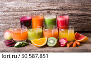 Healthy fruit & vegetable juice on wooden background. Стоковое фото, агентство Ingram Publishing / Фотобанк Лори