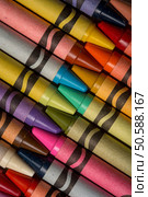 Two rows of alternating crayons fitted together. A mix of multiple colours and shades. Стоковое фото, агентство Ingram Publishing / Фотобанк Лори