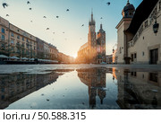 Market square and St. Mary’s Basilica in Krakow, Poland.. Krakow Market Square. Стоковое фото, агентство Ingram Publishing / Фотобанк Лори