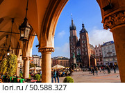 Saint Mary Basilica and Sukiennice town market square in Krakow. Стоковое фото, агентство Ingram Publishing / Фотобанк Лори