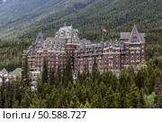 The Canadian Rockies have numerous high peaks and ranges. The Canadian Rockies are composed of shale and limestone. One of the most beautiful landscape and scenery in north America. Стоковое фото, агентство Ingram Publishing / Фотобанк Лори