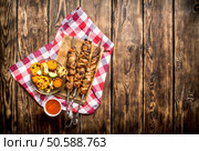 Grilled vegetables with a fragrant Shish kebab from mutton.On wooden background.. Grilled vegetables with a fragrant Shish kebab from mutton. Стоковое фото, агентство Ingram Publishing / Фотобанк Лори