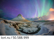 Spectacular northern lights appear over Mount Kirkjufell and waterfall in Iceland. Стоковое фото, агентство Ingram Publishing / Фотобанк Лори