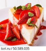 Delicious homemade cheesecake with strawberries  on  white wooden table. Стоковое фото, агентство Ingram Publishing / Фотобанк Лори