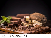 Homemade chocolate bars on wooden background. Стоковое фото, агентство Ingram Publishing / Фотобанк Лори
