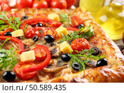 Freshly homemade pizza closeup. Стоковое фото, агентство Ingram Publishing / Фотобанк Лори
