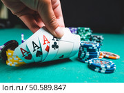 Young people at slot machine in the casino. Стоковое фото, агентство Ingram Publishing / Фотобанк Лори