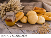 different bread on the wooden table, flour, sackcloth, bowl. Стоковое фото, агентство Ingram Publishing / Фотобанк Лори