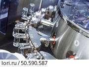 pharmaceutical medicine industrial washer cleaning and drying machine for powder drugs glassware bottles. pharmaceutical machine for powder drugs glassware bottles. Стоковое фото, агентство Ingram Publishing / Фотобанк Лори