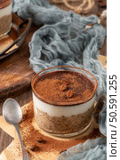 Indulge in a luscious tiramisu-inspired chia pudding, layered with creamy coffee-infused chia and a rich chocolate topping. This delightful breakfast or dessert option combines classic tiramisu flavors with wholesome ingredients for a convenient and satisfying treat. Стоковое фото, агентство Ingram Publishing / Фотобанк Лори