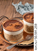 Delight in a luscious tiramisu-inspired chia pudding, layered with creamy coffee-infused chia and a rich chocolate topping. This guilt-free breakfast or dessert option blends classic flavors with wholesome ingredients for a convenient and satisfying treat. Стоковое фото, агентство Ingram Publishing / Фотобанк Лори
