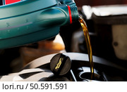 Engine_oil_lubricant_motor_vehicle_technical_services. Стоковое фото, агентство Ingram Publishing / Фотобанк Лори