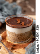 Experience a delightful tiramisu-inspired chia pudding, featuring layers of creamy coffee-infused chia and a luscious chocolate topping. This guilt-free breakfast or dessert combines classic flavors with wholesome ingredients for a convenient and satisfying treat. Стоковое фото, агентство Ingram Publishing / Фотобанк Лори