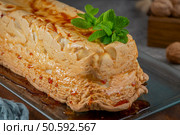 A whole molotof, a traditional caramelized egg white pudding, generously drizzled with sweet syrup and garnished with fresh mint leaves, is presented on a clear glass plate. Стоковое фото, агентство Ingram Publishing / Фотобанк Лори