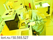 Scientist Rinsing Semiconductor Wafer After Chemically Developing Photoresist & Lift Off Patterns Of Sensors On Silicon Substrate. Стоковое фото, агентство Ingram Publishing / Фотобанк Лори