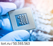 Technician holding chip. Стоковое фото, агентство Ingram Publishing / Фотобанк Лори