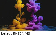 Yellow and purple ink mixing in water on black background. Стоковое AI-видео, аниматор Юрий Поздников / Фотобанк Лори