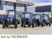 Wheeled tractors in a row for sale. Стоковое фото, фотограф Юрий Бизгаймер / Фотобанк Лори