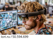 Мужчина в очках дополненной реальности на фоне монитора. Стоковое AI-изображение, AI-художник Бродовой Дмитрий / Фотобанк Лори