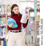 store visitor chooses a fabric softener. Стоковое фото, фотограф Яков Филимонов / Фотобанк Лори