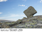 Россия, Кольский полуостров, массив Ловозерские тундры. Камень на горе у Сейдозера. Стоковое фото, фотограф Иван Аборнев / Фотобанк Лори