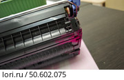 ... Принтер HP Color Jet 5500 с открытой передней крышкой и картриджи к нему. Редакционное фото, фотограф Юлия Дубинина / Фотобанк Лори