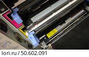 ... Принтер HP Color Jet 5500 с открытой передней крышкой и картриджи к нему. Редакционное фото, фотограф Юлия Дубинина / Фотобанк Лори